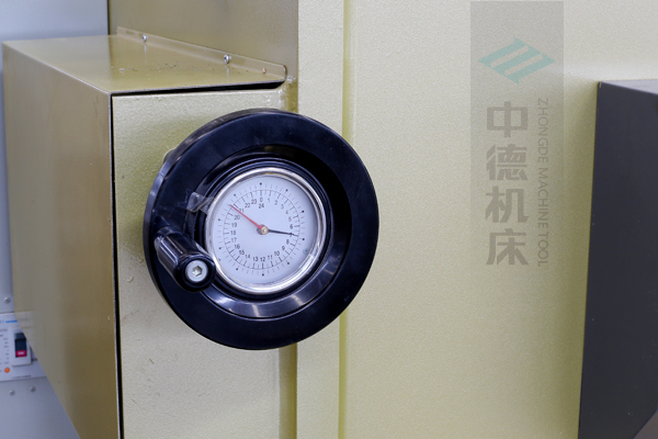 ZDG-640刀片間隙調(diào)節(jié)裝置，設(shè)置在機(jī)架前面，并有刻度顯示，調(diào)節(jié)方便.jpg
