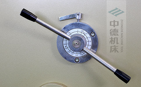 ZDS-1032剪板機(jī)刀片間隙手動調(diào)節(jié)器，刻度清淅，調(diào)節(jié)省力又簡便.jpg