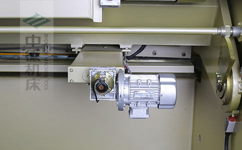 ZDS-1032剪板機(jī)后檔料結(jié)構(gòu)，平行度高，并采用國內(nèi)一流品牌軸承，耐磨抗壓壽命長.jpg
